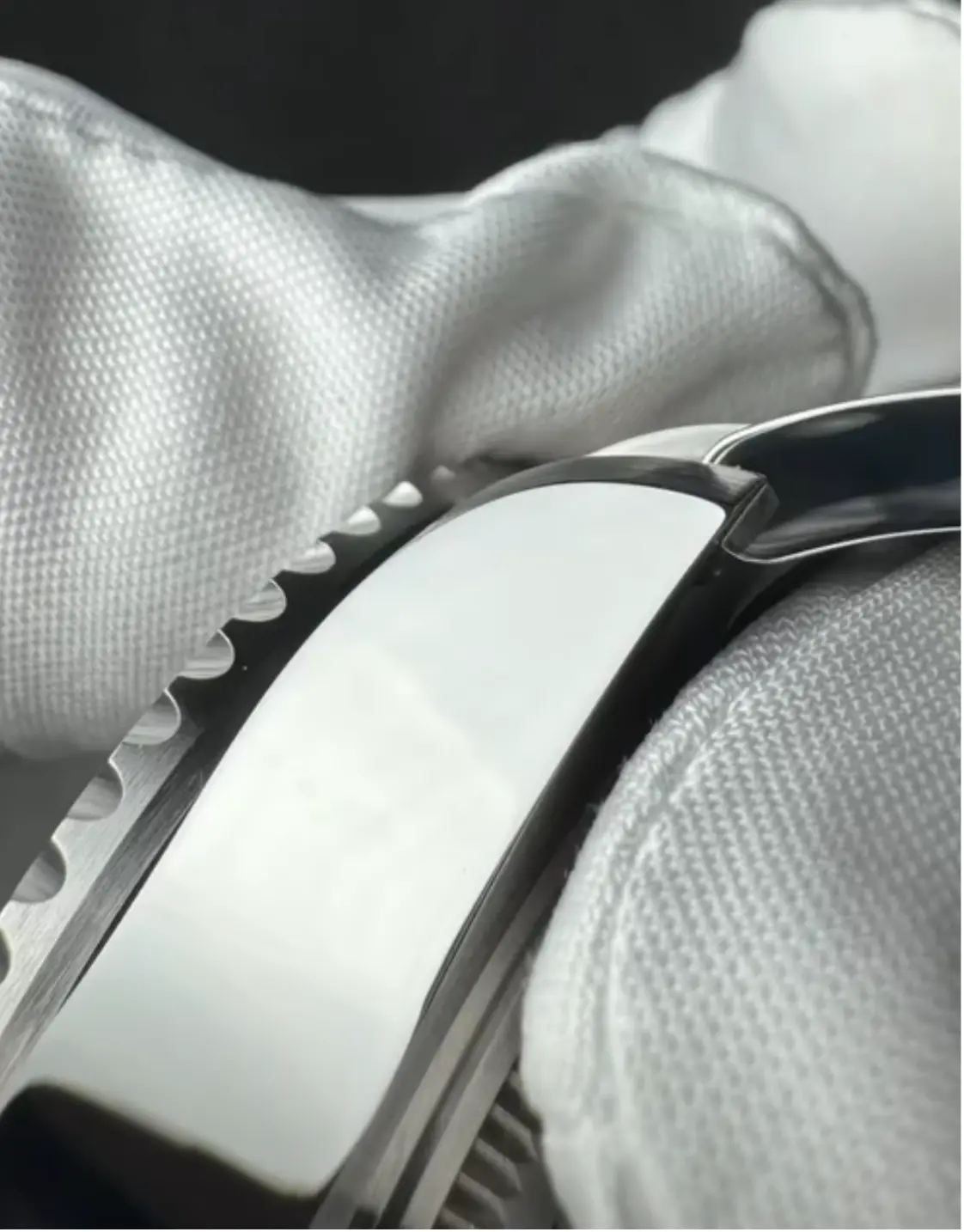 Watch case and bracelet polishing in a watchmaking workshop