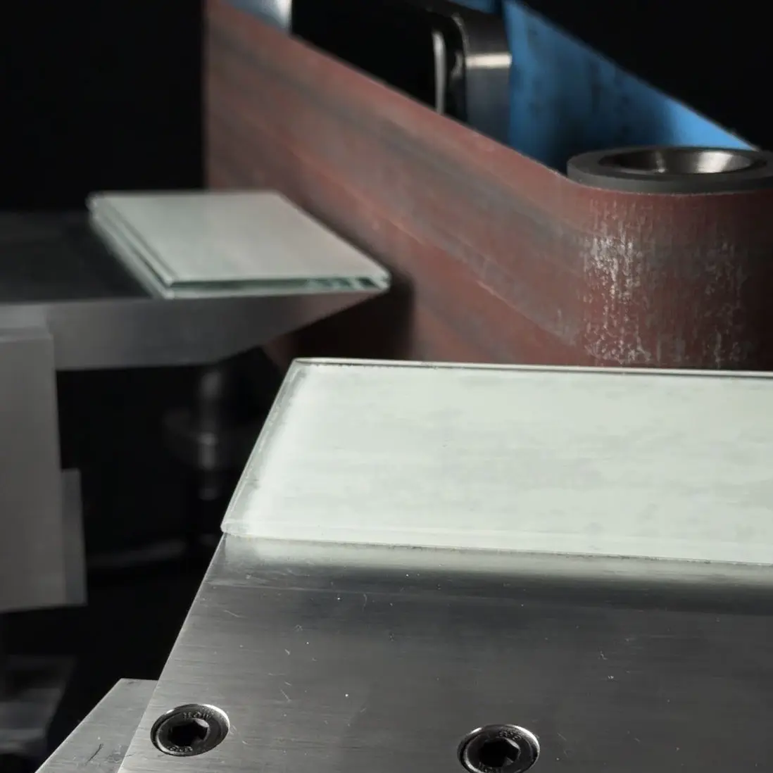Flat and contouring work from two stable working positions on the BELT MASTER