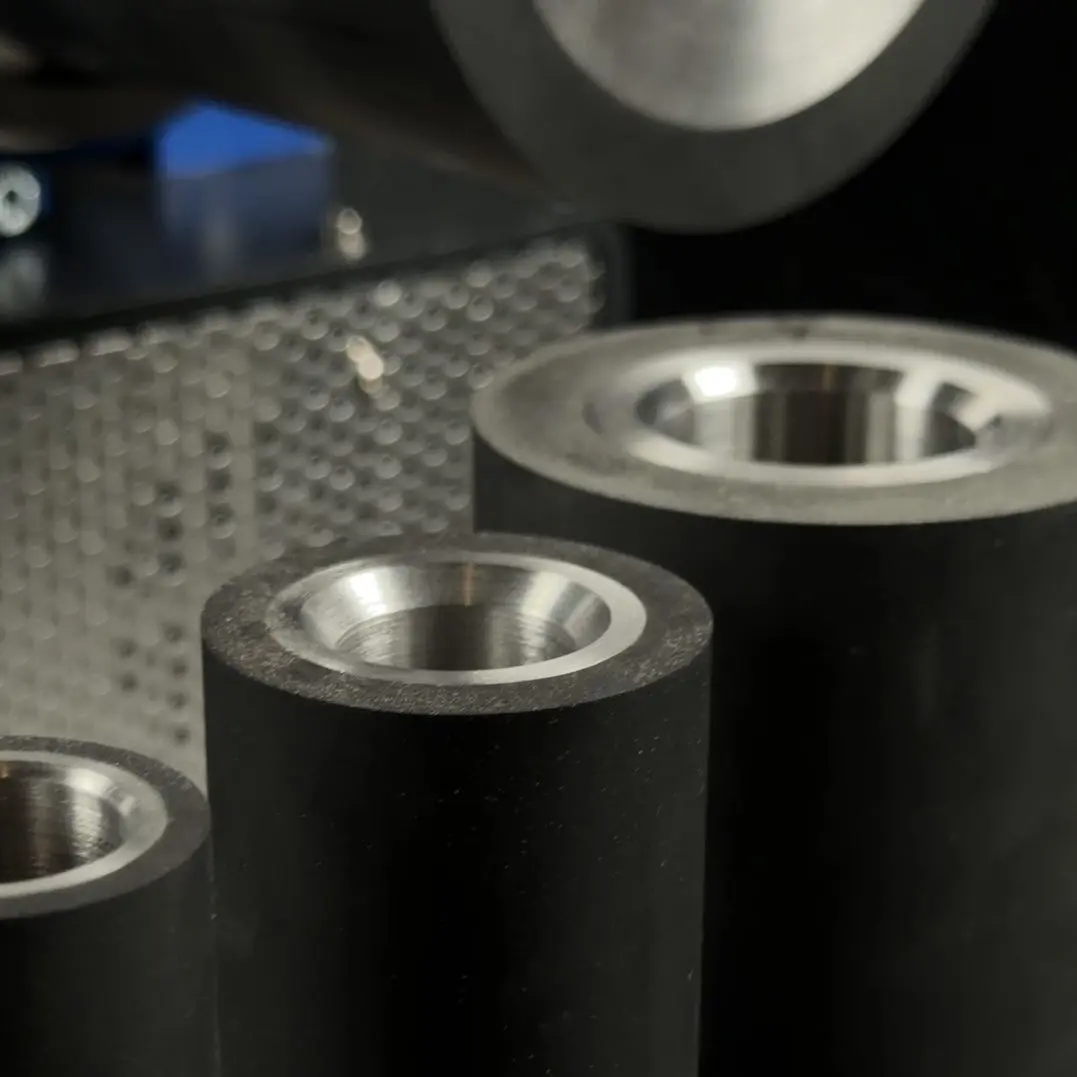 Driving wheels of every diameter and hardness fit the vertical and the horizontal side